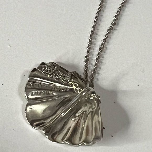 Beautiful Authentic Tiffany& Co .925 Shell Necklace - Picture 2 of 3